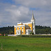 Casa amarilla fondo campos verdes