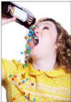 mujer come pastillas