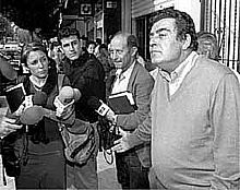 Emilio Calatayud atendiendo a los medios de comunicacin