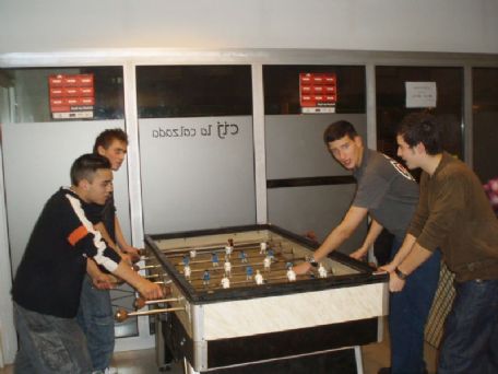 jugando al futbolin en la sala de ocio