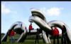 Mediadoras sociales en una escultura de la ciudad de gijn